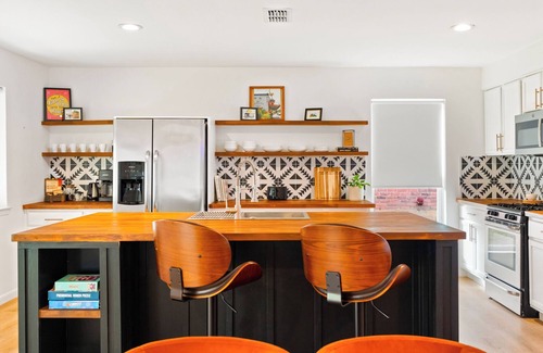 Egger Acres House | King Suite, Chef's Kitchen, Games, Backyard, Pets