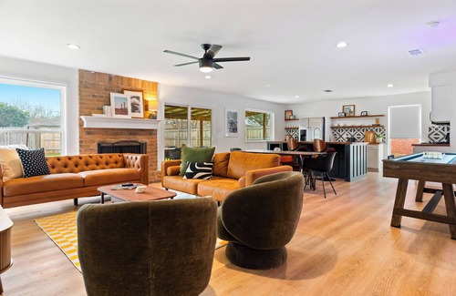 Egger Acres House | King Suite, Chef's Kitchen, Games, Backyard, Pets
