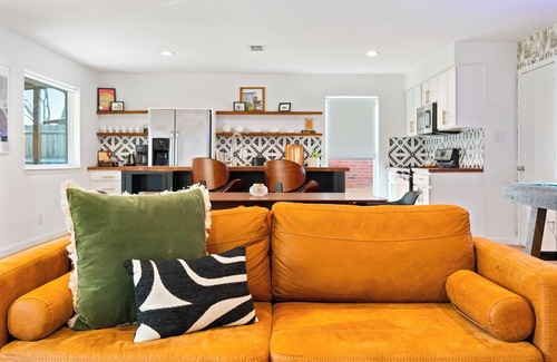 Egger Acres House | King Suite, Chef's Kitchen, Games, Backyard, Pets