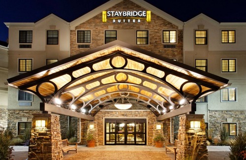 Rochester Condo | King Suite Close to Mayo Clinic! Free Breakfast. Pool & Hot Tub.