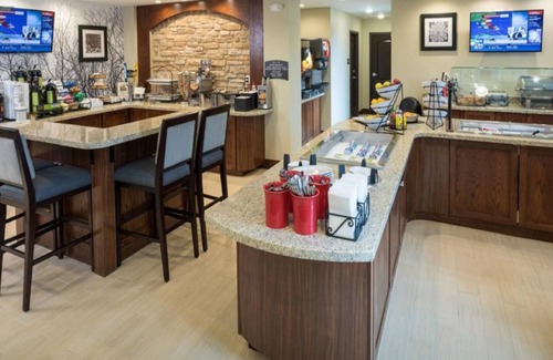 Wichita Falls Condo | King Suite Close to Castaway Cove Water Park! Equipped Kitchen + Complimentary Breakfast