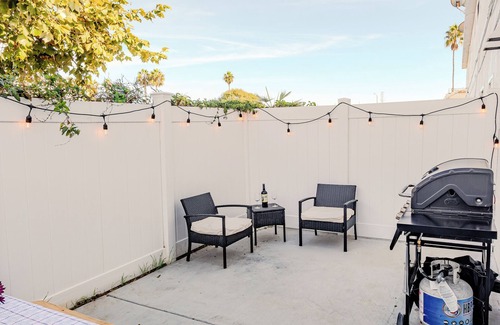 South Oceanside Apartment | King Suite - Cozy Home Steps To Beach, Close to Restaurants, Shops & Pier
