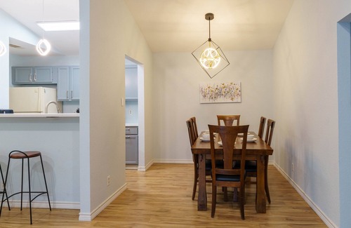 East Oak Hill House | King Suite, Family Friendly & Outdoor Pool Table