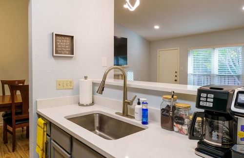 East Oak Hill House | King Suite, Family Friendly & Outdoor Pool Table
