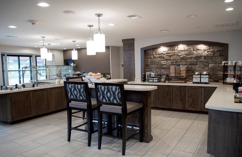 Auburn Hills Condo | King Suite | Free Breakfast + Indoor Pool