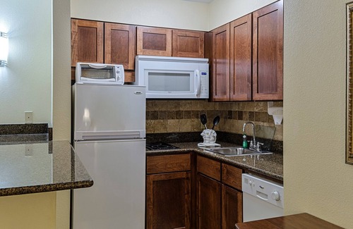 Harrisburg - Hershey Apartment | King Suite. Free Breakfast. Indoor Pool. Gym. Quick Drive to Hersheypark!
