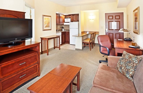 Oak Ridge Condo | King Suite. Free Breakfast. Pool & Gym. Close to the University of Tennessee Arboretum!