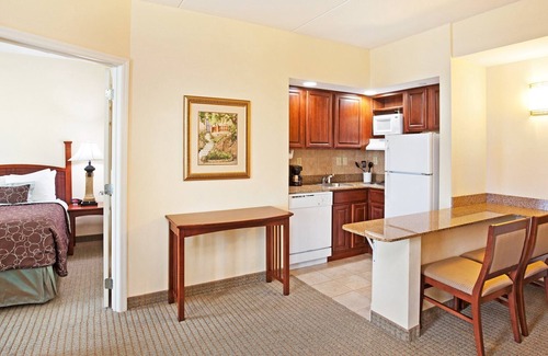 Oak Ridge Condo | King Suite. Free Breakfast. Pool & Gym. Close to the University of Tennessee Arboretum!