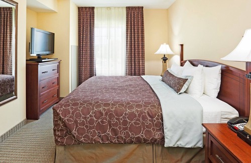 Oak Ridge Condo | King Suite. Free Breakfast. Pool & Gym. Close to the University of Tennessee Arboretum!