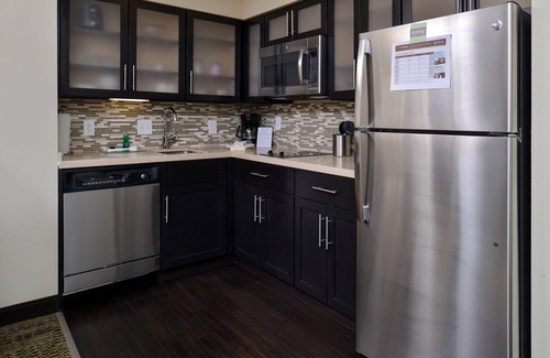 Rochester Condo | King Suite | Free Breakfast + Shared Pool & Hot Tub. Close to Mayo Clinic!