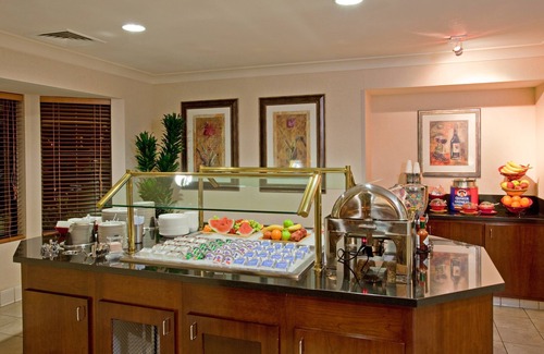 Palmdale Apartment | King Suite. Free Breakfast. Outdoor Pool & Hot Tub. Great for Business Travelers!