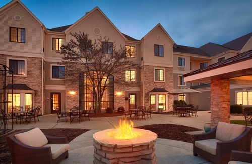 Peoria Apartment | King Suite. Free Breakfast. Pool & Hot Tub. Great for Business Travelers!
