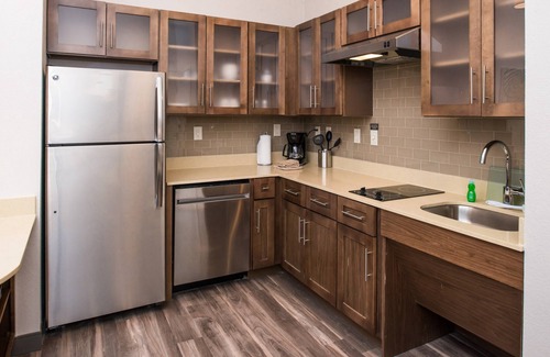 Pecos Condo | King Suite. Free Breakfast. Pool. Gym. Your Next Trip!
