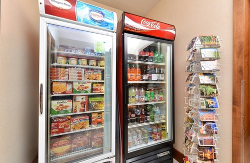 Northeast Heights Condo | King Suite | Free Daily Breakfast, Pool + Hot Tub Access