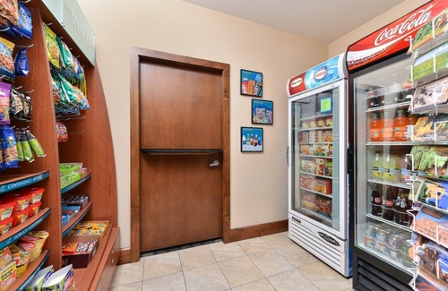 Northeast Heights Condo | King Suite | Free Daily Breakfast, Pool + Hot Tub Access