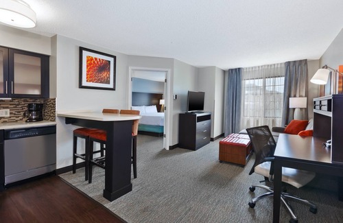 Utica Condo | King Suite | Free Daily Breakfast, 24h Business Center + Seasonal Pool