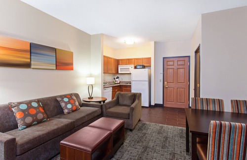 Lake Forest Condo | King Suite | Free Wi-Fi + Breakfast, Pool, Gym.