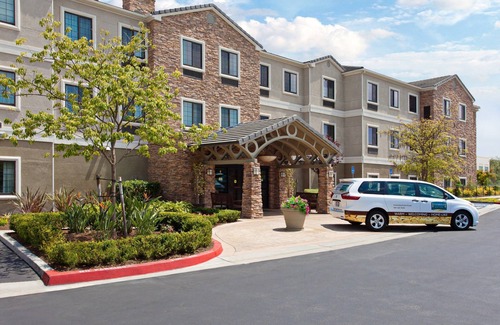 Lake Forest Condo | King Suite | Free Wi-Fi + Breakfast, Pool, Gym.