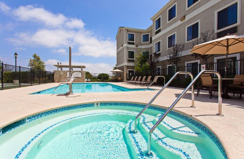 Lake Forest Condo | King Suite | Free Wi-Fi + Breakfast, Pool, Gym.