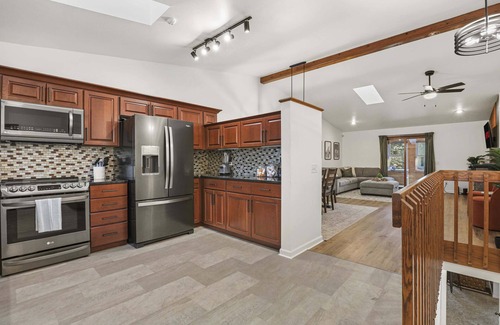 Sun Prairie House | King Suite - Game Room - Large Groups - Yard