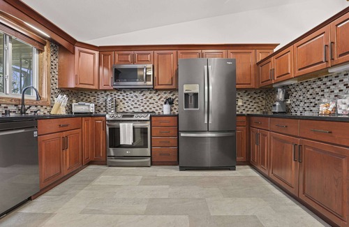 Sun Prairie House | King Suite - Game Room - Large Groups - Yard