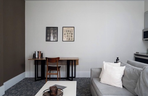 East Market District Apartment | King Suite - Hancock House Louisville