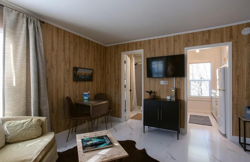 Gold Hill Apartment | King Suite just off of I-5 directly on the Rogue River. Coffee shop across the street!