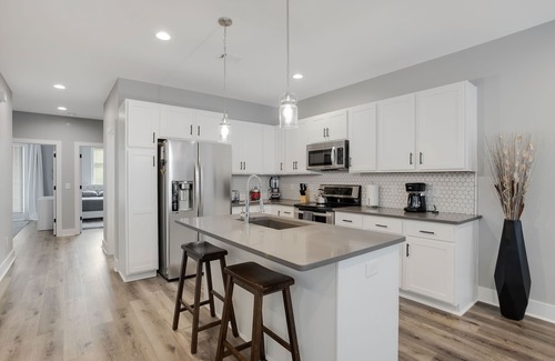 Dunean House | King Suite, Modern Loft Close to Downtown!