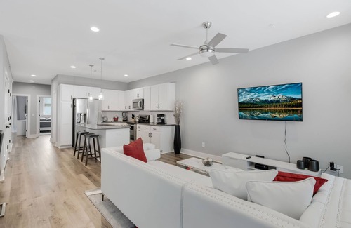 Dunean House | King Suite, Modern Loft Close to Downtown!