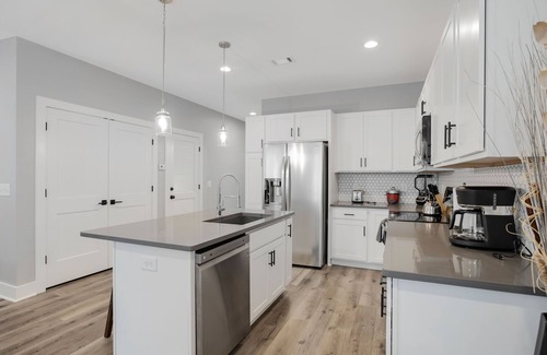 Dunean House | King Suite, Modern Loft Close to Downtown!