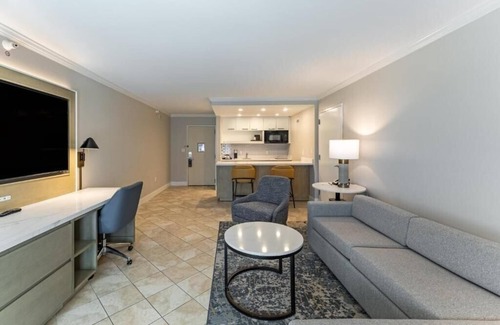 Lake Dot Apartment | King Suite Near Scandalous Artistry Salon ORL