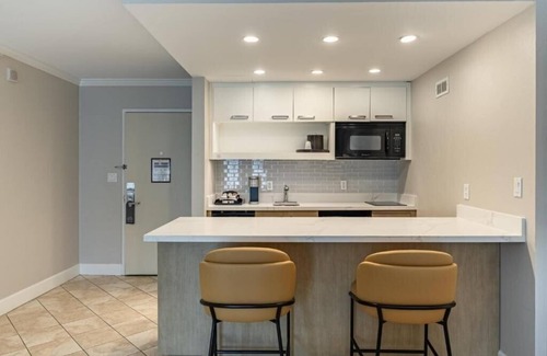 Lake Dot Apartment | King Suite Near Scandalous Artistry Salon ORL