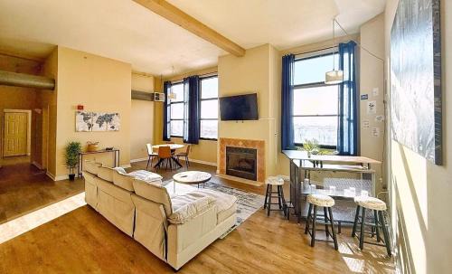 Downtown Cleveland Apartment | King Suite Playhouse SQ DT, RockHall, CSU, Clinic