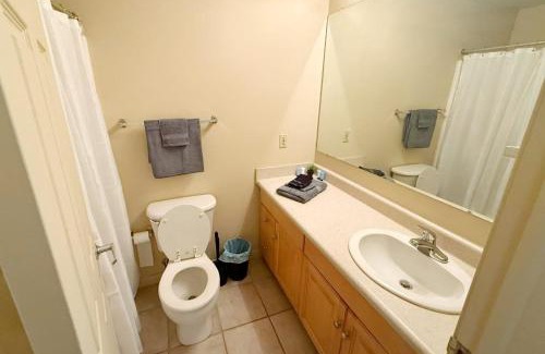 Downtown Cleveland Apartment | King Suite Playhouse SQ DT, RockHall, CSU, Clinic