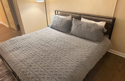 Downtown Cleveland Apartment | King Suite Playhouse SQ DT, RockHall, CSU, Clinic