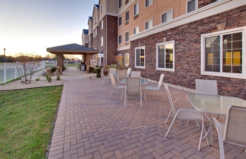 Rockford Condo | King Suite. Pool. Free Breakfast. Near Midway Village Museum!