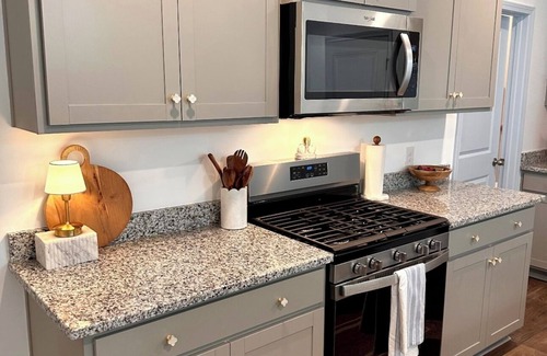 Summerville House | King Suite - Pools, Waterslide, Splashpad 5BR/3BA in Summerville