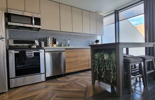 Orange Apartment | King Suite-private patio-close to NJPAC Prudential