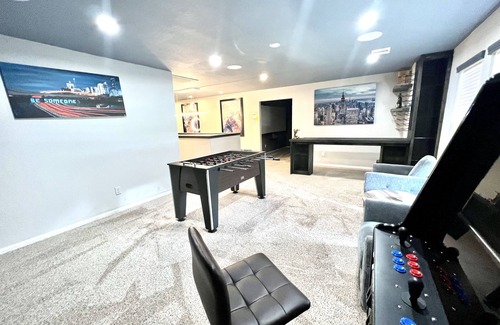 Barrett House | KING SUITE W/FIREPLACE120"SCREENCURVEMOVIETHEATER