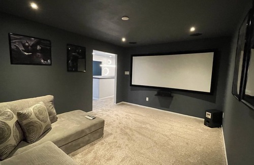 Barrett House | KING SUITE W/FIREPLACE120"SCREENCURVEMOVIETHEATER