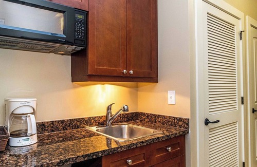 St. Augustine Condo | King Suite w/full size refrigerator -community pool & hot tub -near beaches