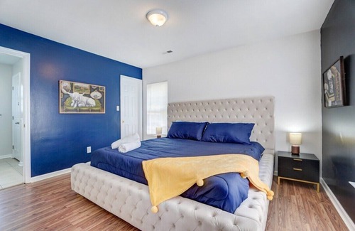 Charlotte House | King Suite w/HotTub Close 2 Uptown New Renovated