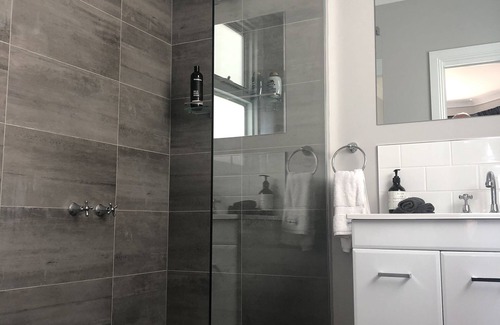 Circular Head Council Bed & Breakfast | King suite with bay views- breakfast included