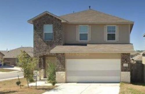 Medina Valley House | King Suite with Community Pool and Grill