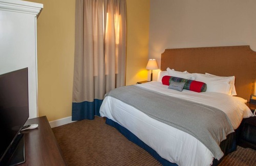 Portland Hotel | King Suite with Kitchenette & Balcony on Great Diamond Island