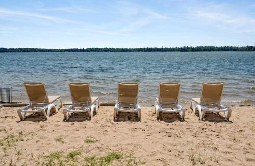 Mayfield Apartment | King Suite with Scenic Views at Fife Lake Lodge
