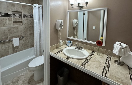 Blowing Rock Hotel | King Villa Suite on Main St