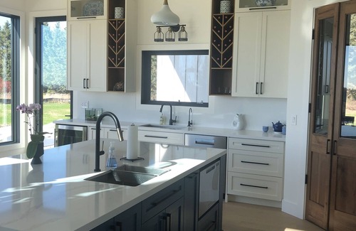 King House | King Vista luxurious country estate with pool and hot tub