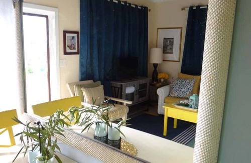 Cat Island Villa | King w/Kitchenette, Rollezz