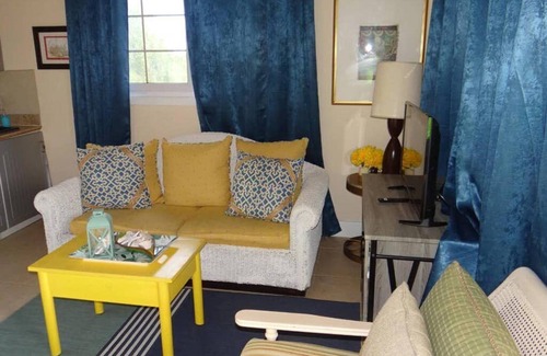 Cat Island Villa | King w/Kitchenette, Rollezz